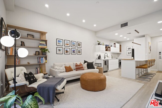 Building Photo - 630 W 6th St