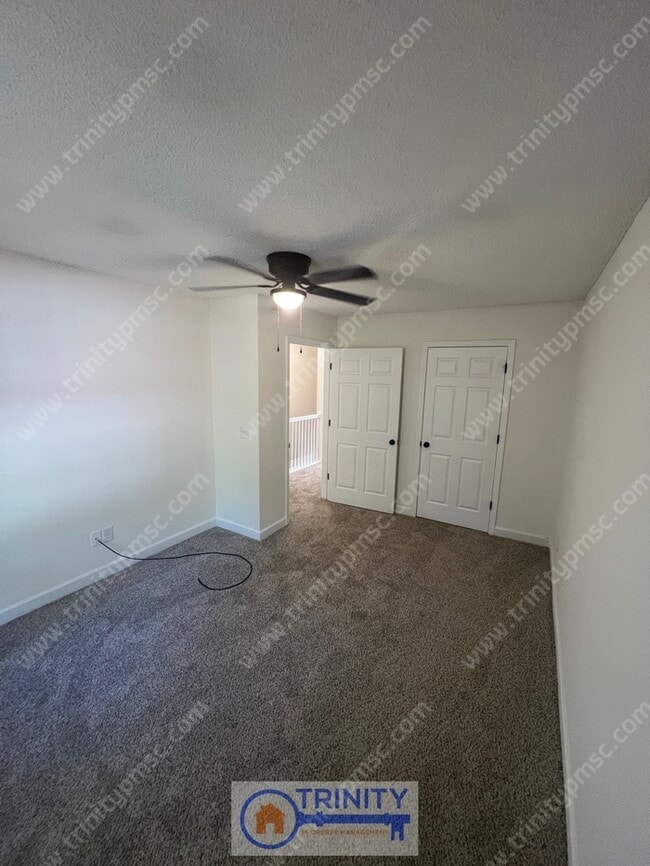 Building Photo - 3 Bedroom Duplex!