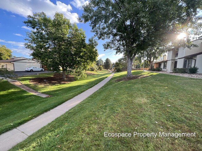 Building Photo - Beautiful Townhouse in Aurora's Mission Vi...