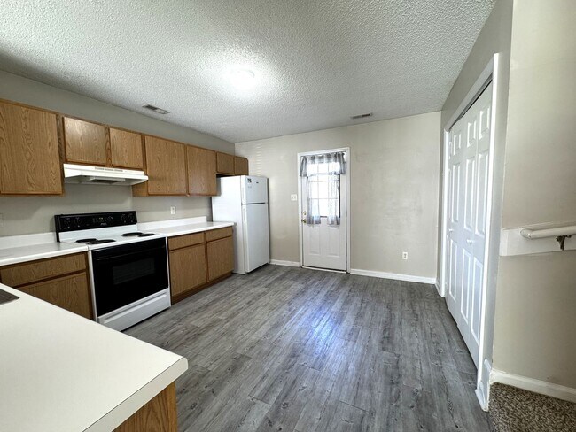 Building Photo - Townhome Minutes to Camp Lejeune