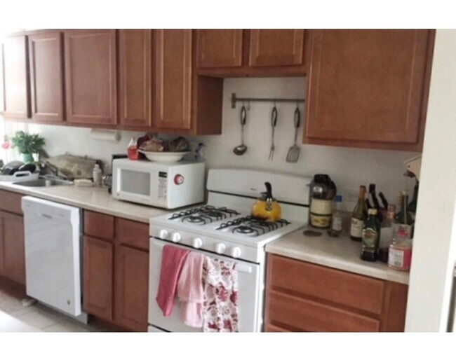 Building Photo - 918 Green Bay Rd