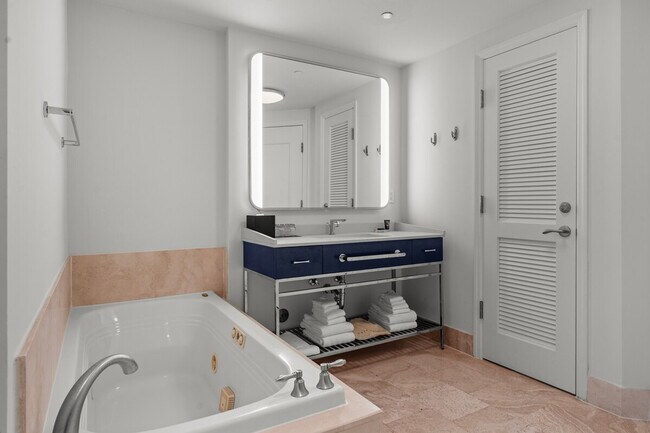 Building Photo - 4401 Collins Ave
