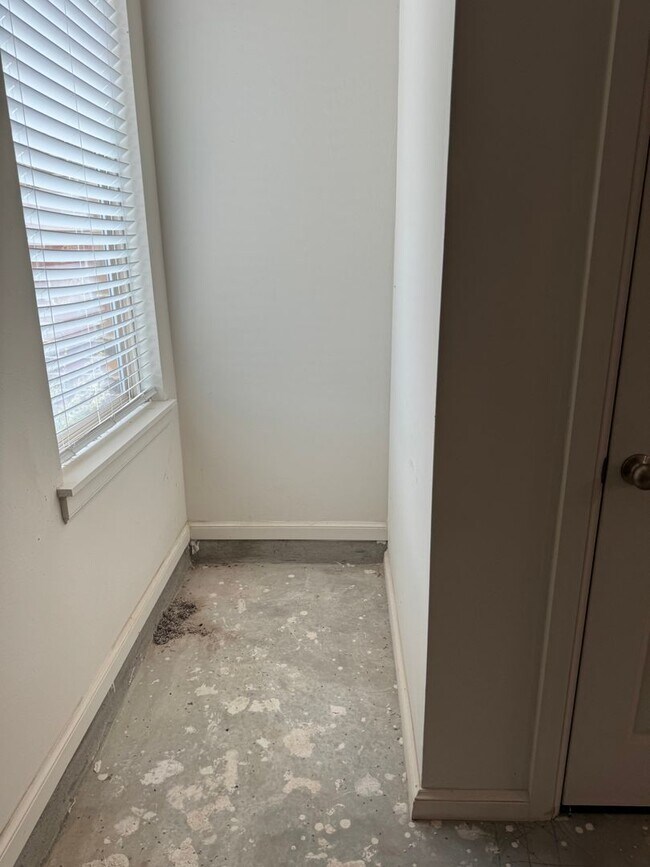 Building Photo - 3 Bed 2 bath with an office in The Enclave