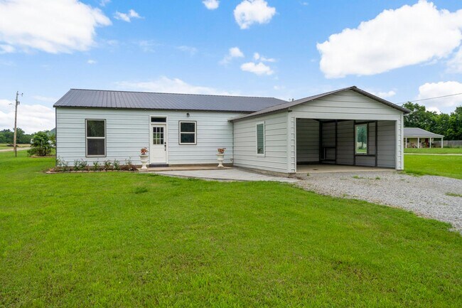 Building Photo - Modern Comfort on 1 Acre in Coweta – Available Now!