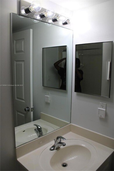 Building Photo - 519 E Sheridan St