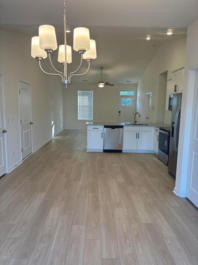 Building Photo - 370 Acorn St