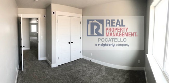 Building Photo - 3 Bedroom 2.5 Bath Townhome - 1 Car Garage