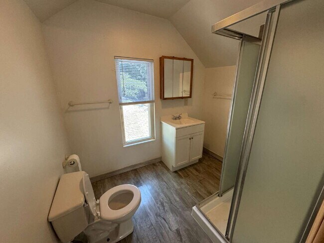 Building Photo - MODERN 3-BEDROOM HOME YOU DON’T WANT TO MISS!