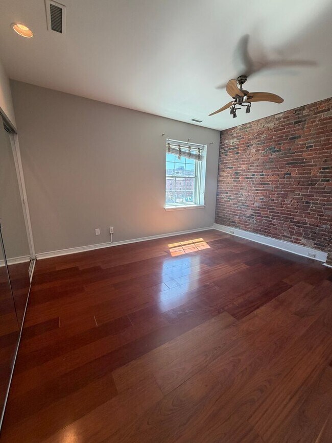 Building Photo - 102 Church St