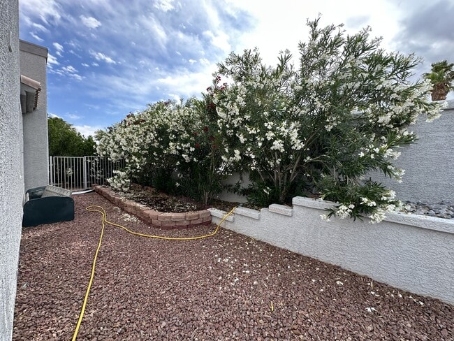 Building Photo - 9156 Sangria Ln