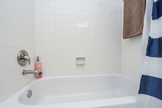 Building Photo - 8051 Bay Branch Dr