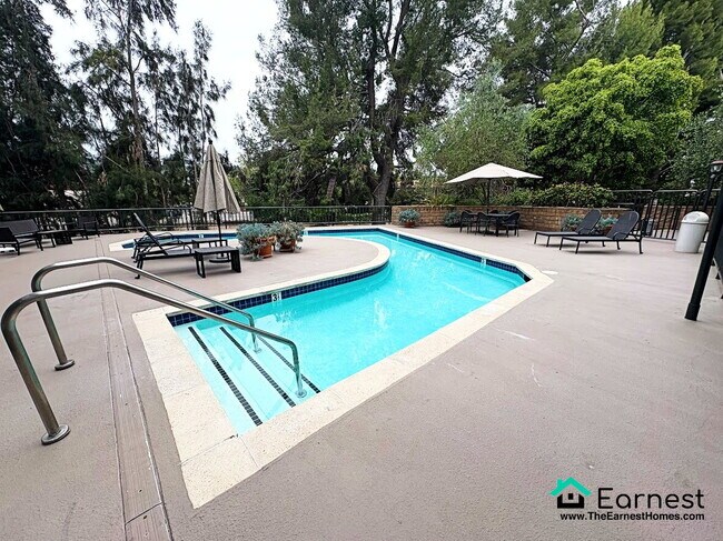 Building Photo - Spacious 2-Bedroom Upper-Level Condo in Pr...