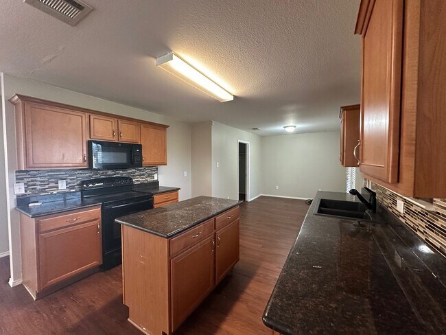 Building Photo - **Available 6/6/25**
