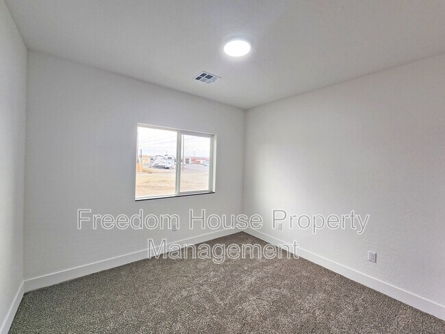 Building Photo - 1340 Arrowhead St