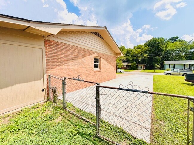Building Photo - MOVE IN SPECIAL- $300 Off First Month's Rent-MOVE IN READY BRICK HOME!