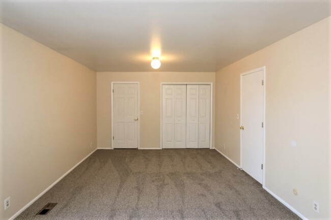 Building Photo - Duplex For Rent in Sandy!