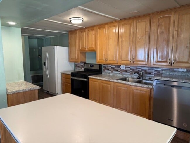 Building Photo - 3 Bedroom Spacious Home - Contact Property Pros