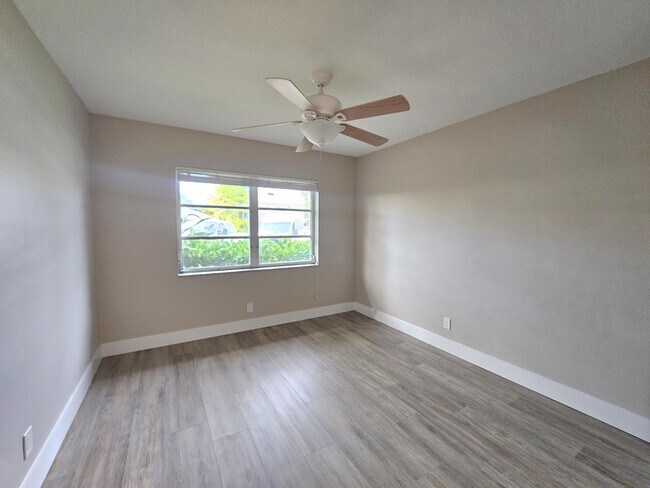 Building Photo - 2110 NE 41st St