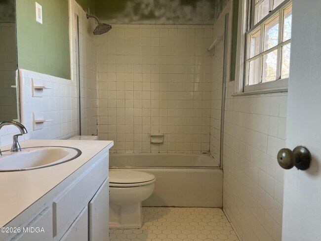 Building Photo - 853 Captain Kell Dr