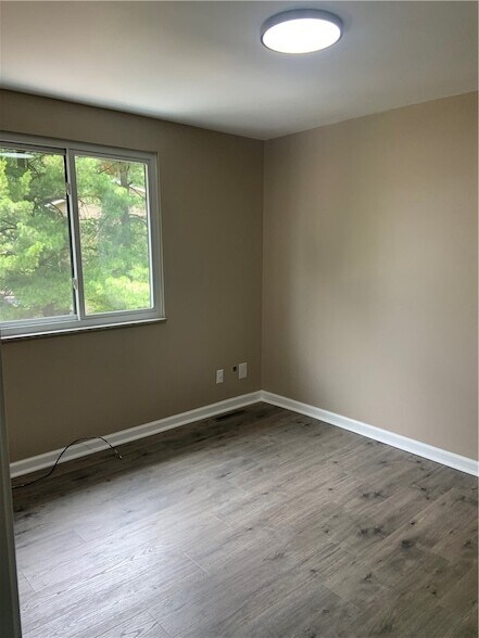 Building Photo - 203 Parkwood Dr