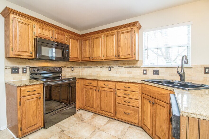 Building Photo - 2813 Louise Russell Dr