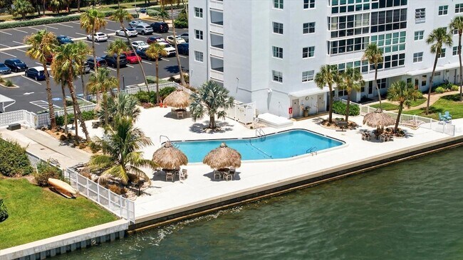 Building Photo - 7200 Sunshine Skyway Ln S