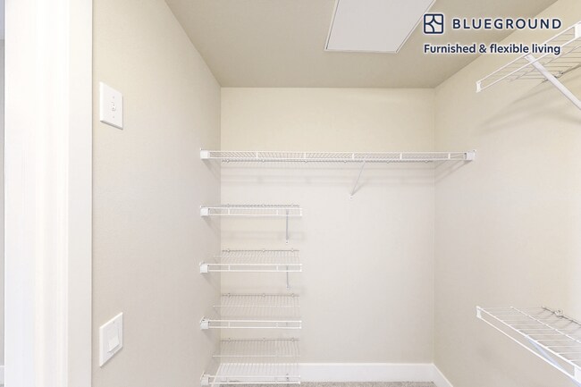 Building Photo - 5685 Park Dr