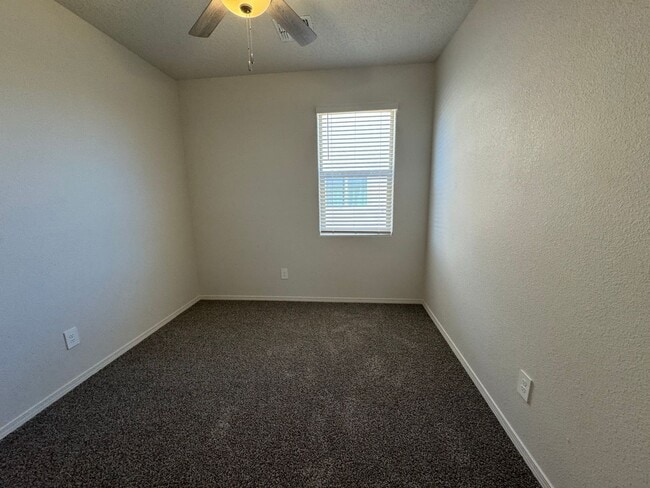 Building Photo - 4 bed 2 bath home in Huning Ranch! Newly B...