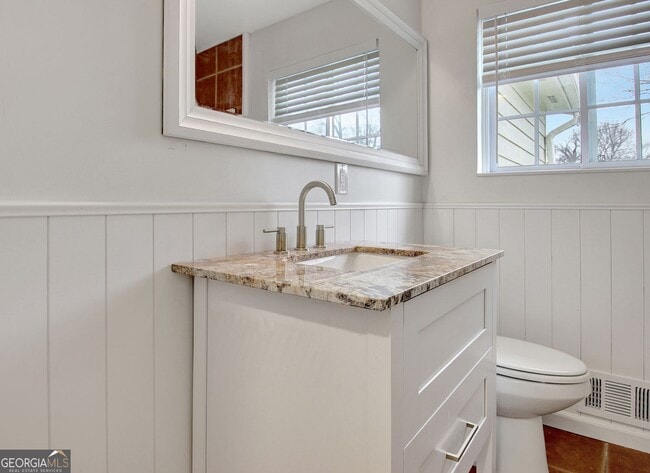 Building Photo - 183 Pine St NE