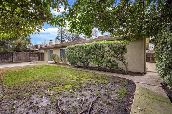 Building Photo - 9741 Treetop Dr