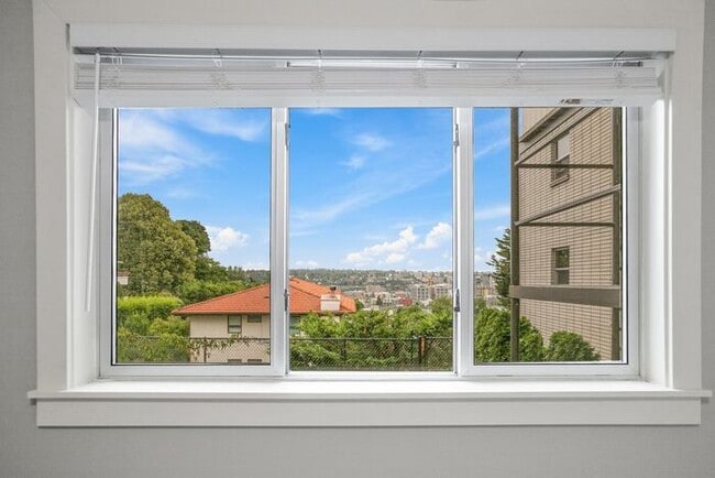 Building Photo - Fabulous Urban Retreat Condo in Celebrated...