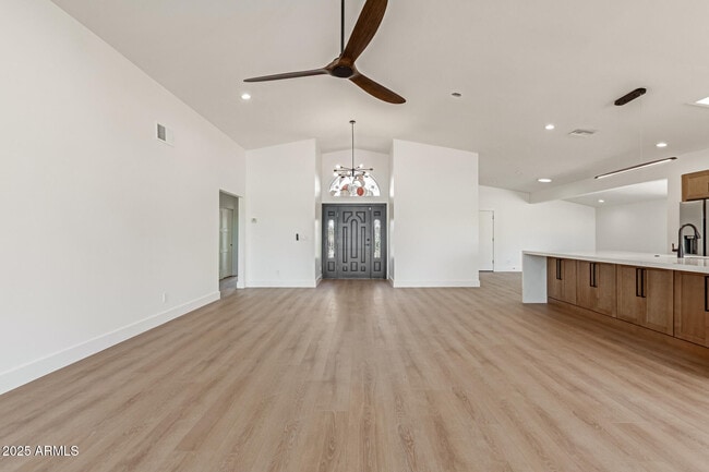Building Photo - 8883 E Fairway Blvd