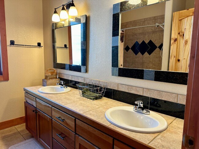 Building Photo - 33 Timberline Dr
