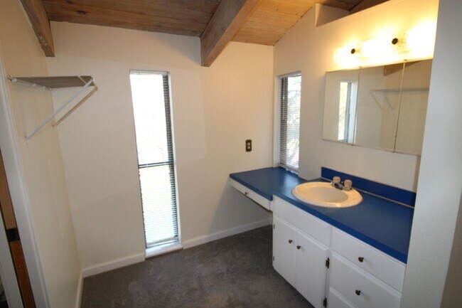 Building Photo - SPACIOUS 3+ BEDROOM SALMON CREEK/MOUNT VISTA MULTI-LEVEL HOME WITH LARGE FENCED YARD!
