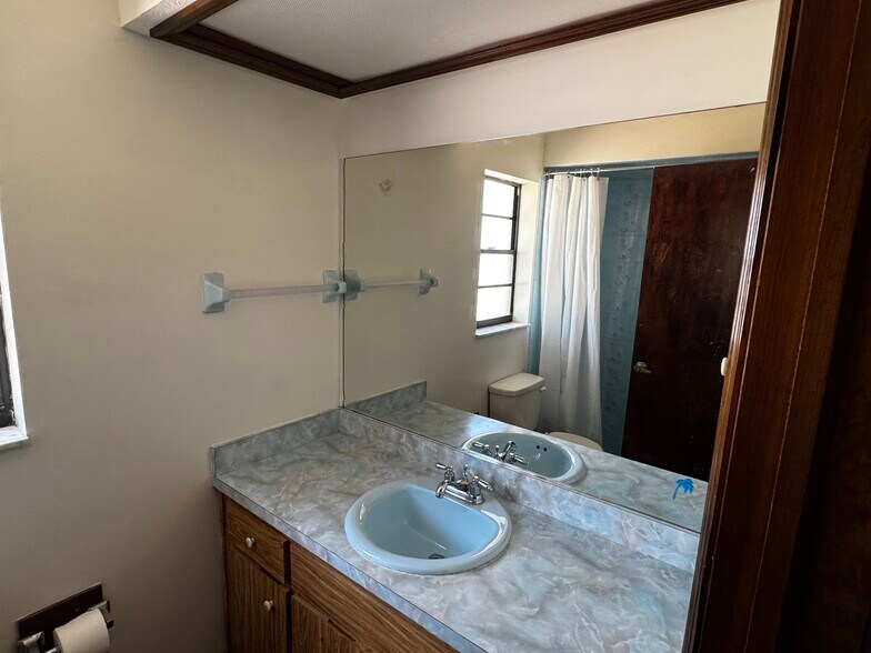 Building Photo - 1065 Altoona Ave