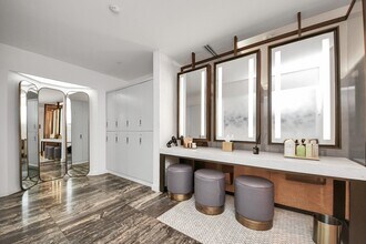 Building Photo - 1300 Lamar St