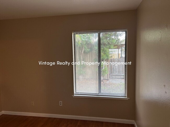 Building Photo - Back On The Rental Market Nice Cozy 3 Bedroom Half Plex Home!!!