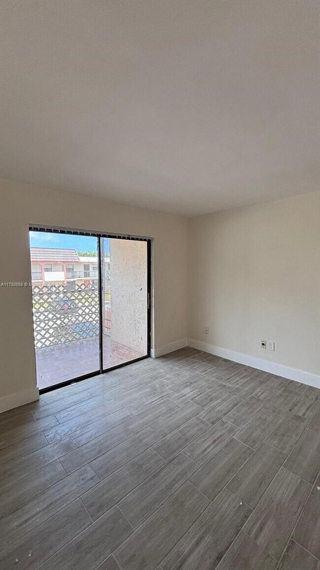 Building Photo - 20905 NE 8th Ct