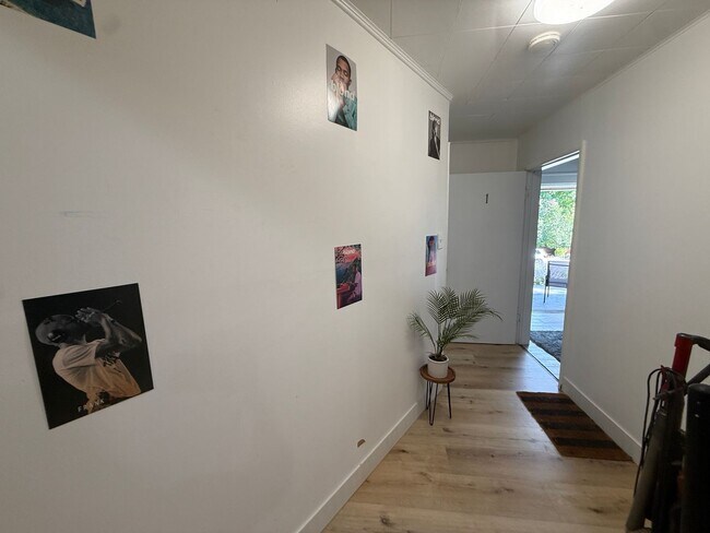 Building Photo - Affordable Private Guy Room in Avenues/University Area - Main Floor