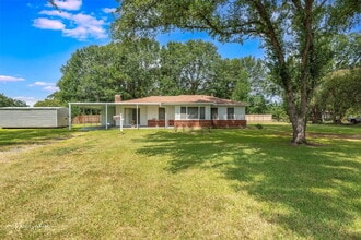 Building Photo - "Charming 2-Bedroom Retreat with Spacious ...