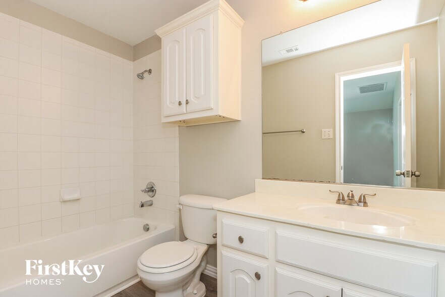 Building Photo - 5005 Portview Dr