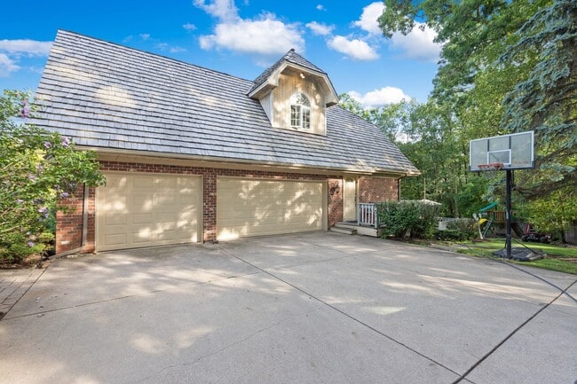 Building Photo - 9336 Falling Waters Dr W