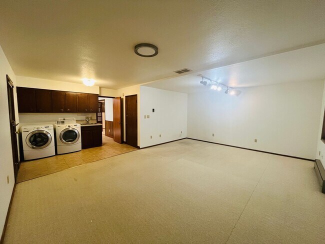 Building Photo - Charming One-Level Home in Garden Home — Near Washington Square & Trader Joe’s! Landscaping Inclu...