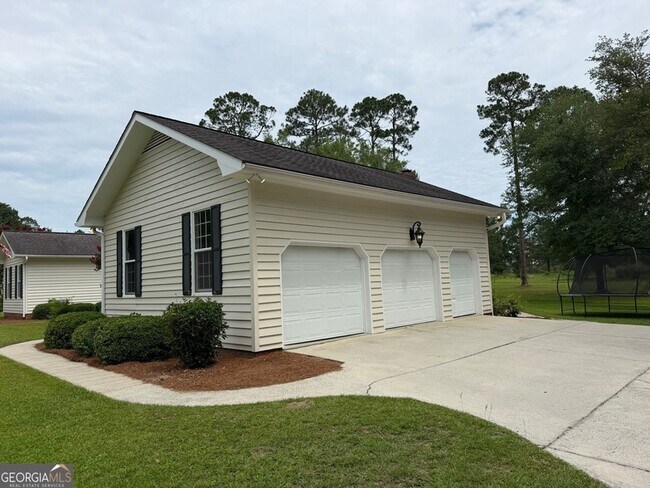 Building Photo - 1729 Green Acres Dr