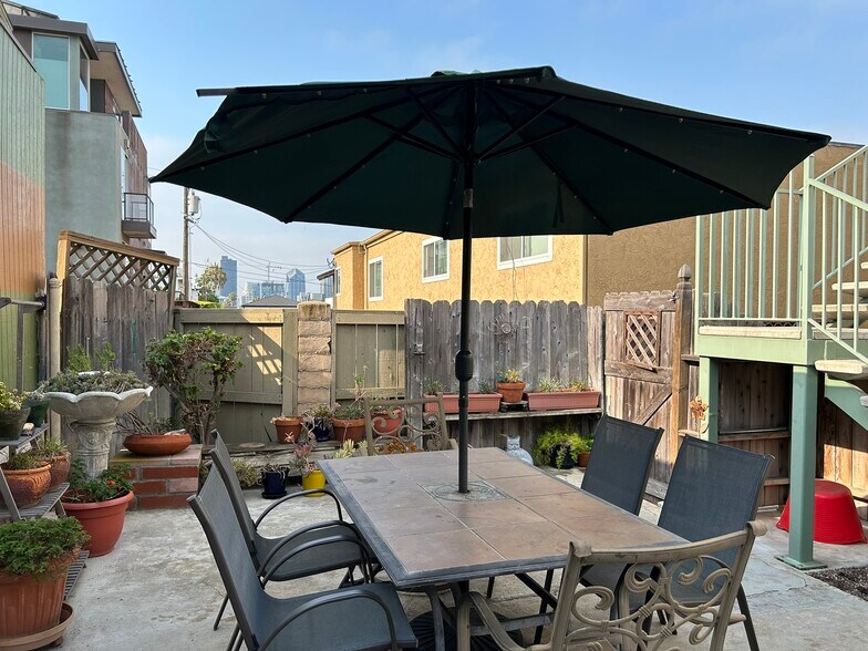 Building Photo - 2329 Curlew St