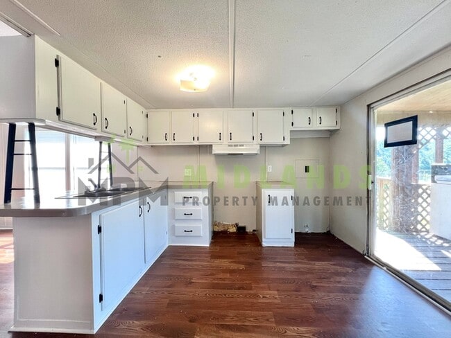 Building Photo - 2413 S Lake Dr