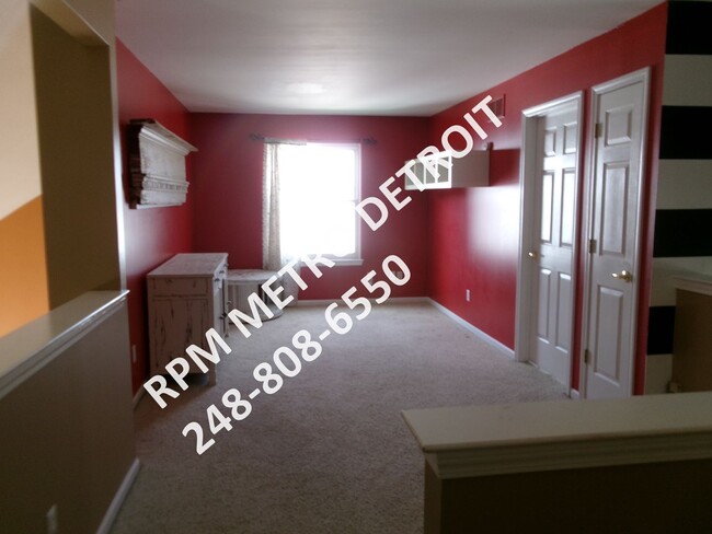 Building Photo - SPACIOUS HOME IN BROWNSTOWN