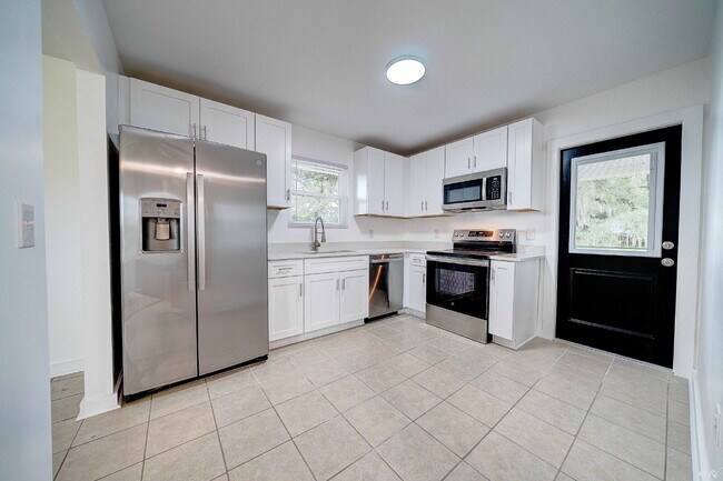 Building Photo - FRESHLY RENOVATED 2 Bed apartment in Lynn ...