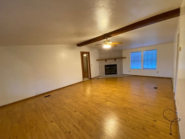 Building Photo - 3 Bedroom, 2 Bath home just outside of Liv...