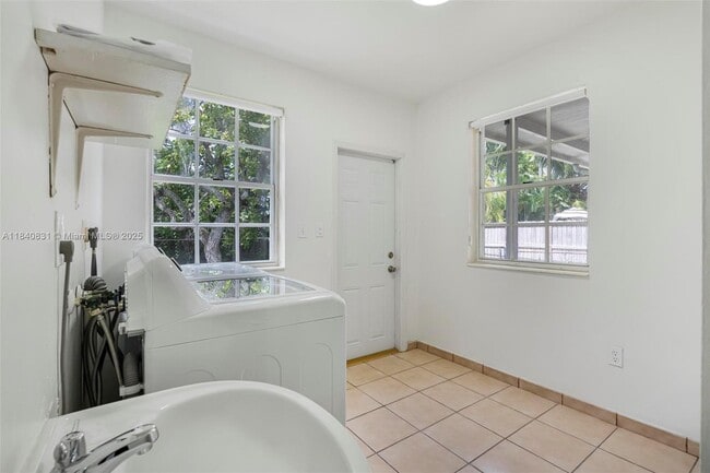 Building Photo - 2360 SW 11th Terrace